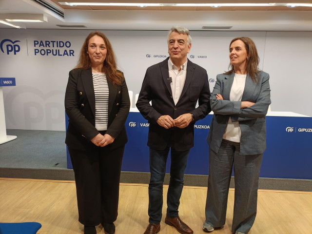 Los dirigentes del PP Muriel Larrea, Javier De Andrés y Carmen Fúnez en la sede popular de San Sebastián
