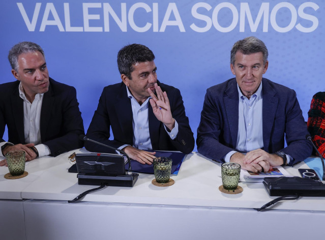 Archivo - El vicesecretario de Coordinación Autonómica, Local y Análisis Electoral del PP, Elías Bendodo; el 'president' de la Generalitat Valenciana y del PPCV, Carlos Mazón, y el presidente nacional del PP, Alberto Núñez Feijóo, en una imagen de archivo