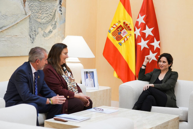 La presidenta madrileña, Isabel Díaz Ayuso, reunida con la presidenta de AVT, Maite Araluce