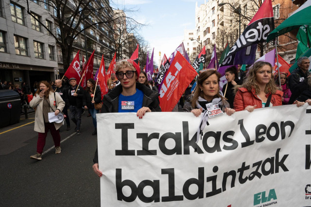 Archivo - Manifestación durante la primera jornada de huelga en la enseñanza pública vasca, a 22 de enero de 2025, en Bilbao