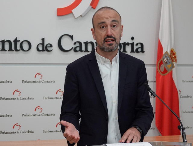 Archivo - El diputado del PRC y alcalde de Torrelavega, Javier López Estrada