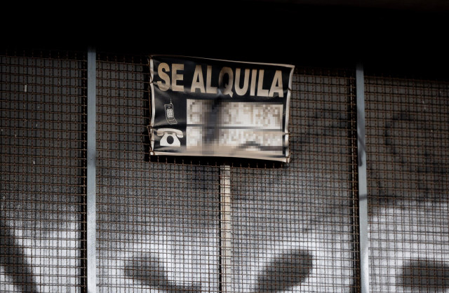 Archivo - Un cartel anuncia un alquiler.