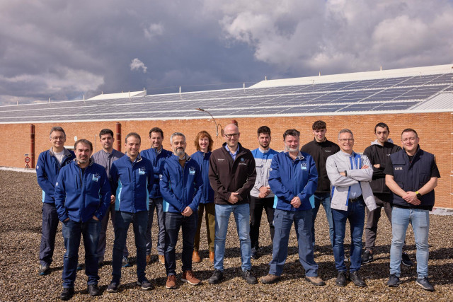 David Gastón, Íñigo González, Manuel Argüelles, Javier Martínez, José María Alonso, Sergio Galindo y Daniel Melguizo (ECOTOL); detrás, Eduardo Recalde, Gorka Periánez, Ricardo Osés, Claudia Görres, Ángel Naturana, Ion Sáenz (Volkswagen Group Services).