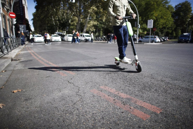 Archivo - Imagen de un patinete eléctrico en circulación.