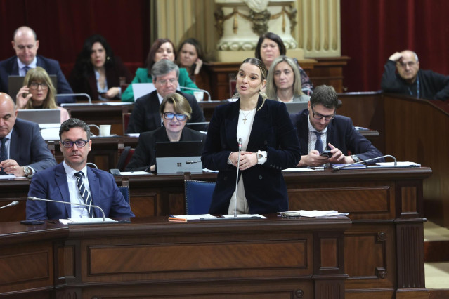 Archivo - La presidenta del Gobern de Baleares, Marga Prohens, durante una sesión plenaria, en el Parlament balear, a 4 de febrero de 2025, en Palma de Mallorca.
