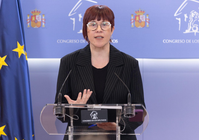 La portavoz de Compomís en el Congreso, Águeda Micó, durante una rueda de prensa anterior a la Junta de Portavoces, en el Congreso de los Diputados, a 25 de marzo de 2025, en Madrid (España).