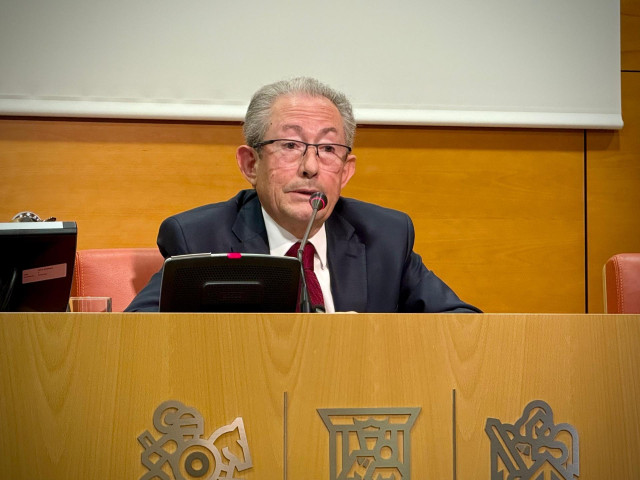 El Síndic de Greuges, Ángel Luna, en rueda de prensa este martes en Les Corts Valencianes tras entregar la Memoria de 2024