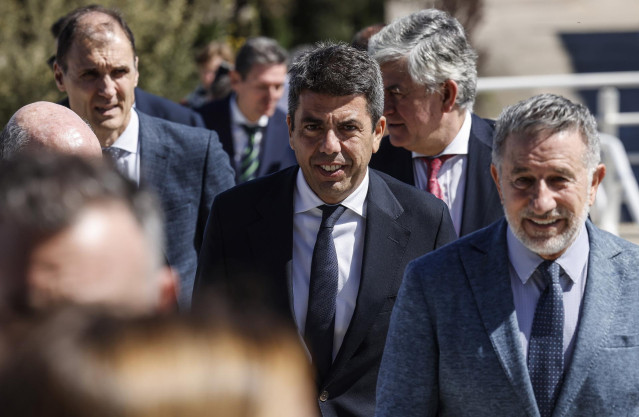 El 'president' de la Generalitat, Carlos Mazón (c), durante una visita a las obras de reconstrucción del Circuito Ricardo Tormo