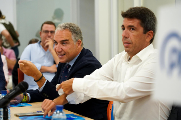 Archivo - El coordinador general del PP, Elías Bendodo (i), y el 'president' de la Generalitat Valenciana y presidente del PPCV, Carlos Mazón (d), en una imagen de archivo.