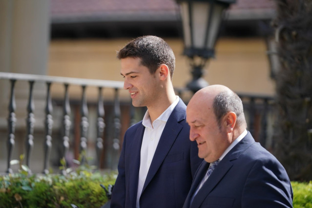 Archivo - El portavoz de la formación nacionalista en el Parlamento Vasco, Joseba Díez Antxustegi, y el presidente del EBB del PNV, Andoni Ortuzar. Archivo.