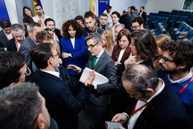 El ministro de la Presidencia, Relaciones con las Cortes y Justicia, Félix Bolaños, tras una rueda de prensa tras el Consejo de Ministros, en el Palacio de la Moncloa, a 25 de marzo de 2025, en Madrid (España).