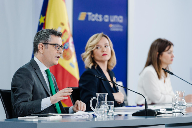 El ministro de la Presidencia, Relaciones con las Cortes y Justicia, Félix Bolaños y la ministra Portavoz, Pilar Alegría, durante una rueda de prensa tras el Consejo de Ministros, en el Palacio de la Moncloa, a 25 de marzo de 2025, en Madrid (España).
