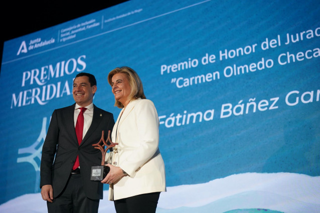 El presidente de la Junta de Andalucía, Juanma Moreno, entrega el Premio Meridiana de Honor del Jurado a Fátima Báñez.