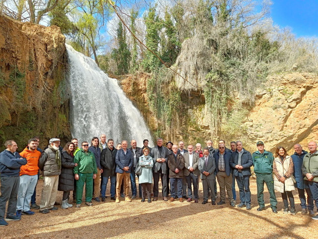 Blasco, junto a representantes institucionales de la comarca y responsables y trabajadores del monasterio.