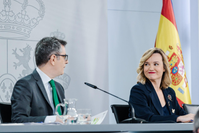 El ministro de la Presidencia, Relaciones con las Cortes y Justicia, Félix Bolaños y la ministra Portavoz, Pilar Alegría, durante una rueda de prensa tras el Consejo de Ministros, en el Palacio de la Moncloa, a 25 de marzo de 2025, en Madrid (España).