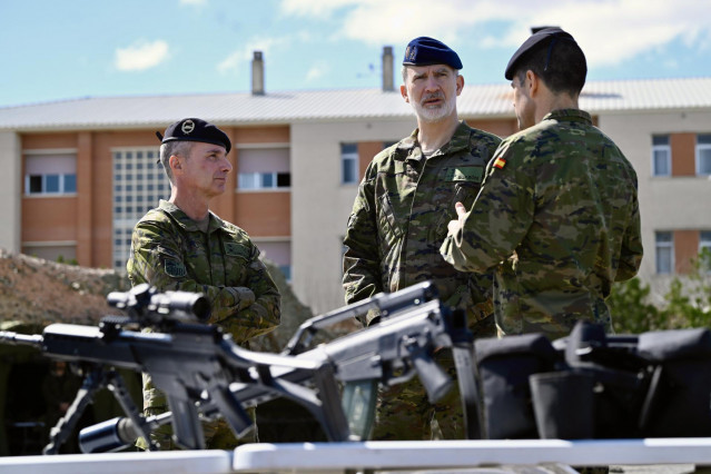 El Rey Felipe VI durante una visita a la Brigada ‘Aragón I’ del Ejército de Tierra, en la Base Discontinua ‘ San Jorge’.