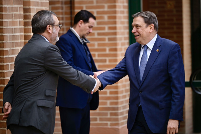 El ministro de Agricultura, Pesca y Alimentación, Luis Planas (1d), atiende a los medios de comunicación durante una visita a la 17ª edición de la Feria Internacional para la Producción Animal (FIGAN), a 25 de marzo de 2025, en Zaragoza, Aragón (España).