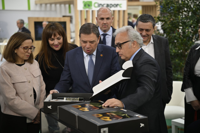 El ministro de Agricultura, Pesca y Alimentación, Luis Planas (c), atiende a los medios de comunicación durante una visita a la 17ª edición de la Feria Internacional para la Producción Animal (FIGAN), a 25 de marzo de 2025, en Zaragoza, Aragón (España).