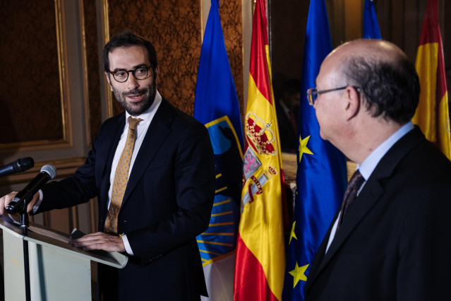 Archivo - El ministro de Economía, Comercio y Empresa, Carlos Cuerpo, y el presidente del Banco Interamericano de Desarrollo (BID), Ilan Goldfajn
