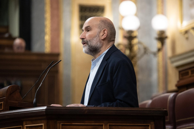 El diputado del BNG Néstor Rego interviene durante una sesión plenaria en el Congreso de los Diputados, a 18 de marzo de 2025, en Madrid (España).