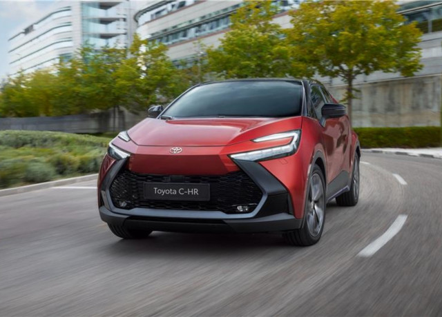 Toyota España lanza los acabados 'Spirit' y 'GR Sport' del C-HR híbrido enchufable desde 42.250 euros.