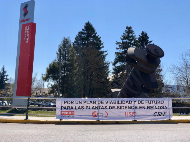 Archivo - Pancarta colocada por el comité en la entrada de la fábrica