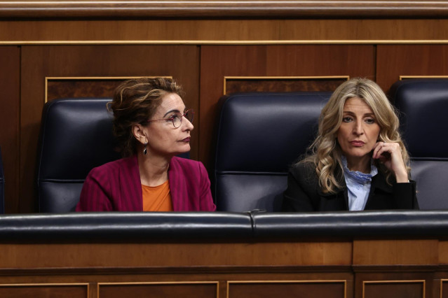 La vicepresidenta primera y ministra de Hacienda, María Jesús Montero (i) y la vicepresidenta segunda y ministra de Trabajo, Yolanda Díaz (d),  durante una sesión plenaria en el Congreso de los Diputados, a 20 de marzo de 2025, en Madrid (España). PP, Vox