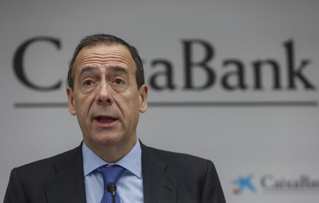 Archivo - El consejero delegado de CaixaBank, Gonzalo Gortázar, en una imagen de archivo.