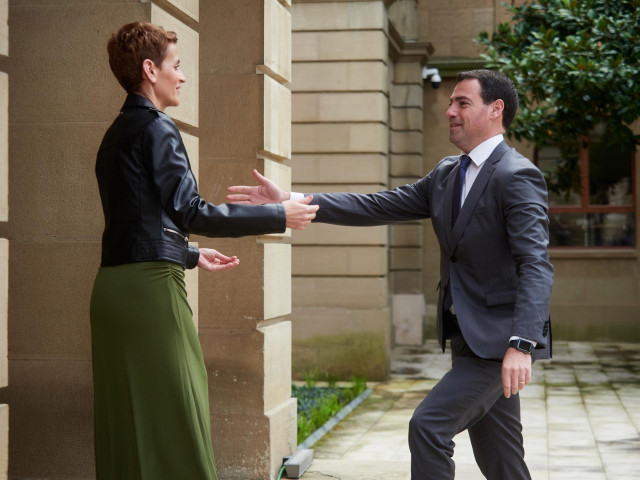 La presidenta de Navarra, María Chivite, recibe al lehendakari, Imanol Pradales, a su llegada a la Asamblea de la Eurorregión Nueva Aquitania-Euskadi-Navarra, en el Palacio de Navarra, a 25 de marzo de 2025, en Pamplona, Navarra (España). La Eurorregión N