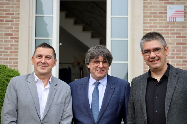 El expresident Carles Puigdemont recibe en Waterloo al secretario general de EH Bildu, Arnaldo Otegi