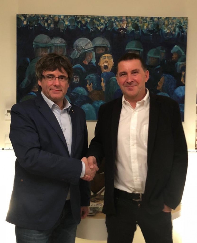Archivo - Carles Puigdemont y Arnaldo Otegi, reunión en Waterloo