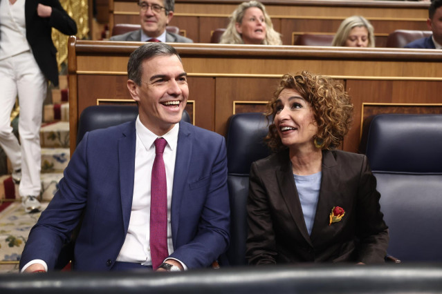 El presidente del Gobierno, Pedro Sánchez y la vicepresidenta primera y ministra de Hacienda, María Jesús Montero, durante una sesión de control al Gobierno, en el Congreso de los Diputados, a 19 de marzo de 2025, en Madrid (España).