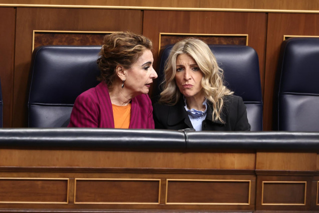 La vicepresidenta primera y ministra de Hacienda, la socialista María Jesús Montero (i) y la vicepresidenta segunda y titular  de Trabajo, Yolanda Díaz , de Sumar,  en una sesión plenaria e