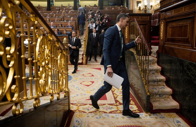 El presidente del Gobierno, Pedro Sánchez, llega a intervenir durante una sesión plenaria en el Congreso de los Diputados, a 26 de marzo de 2025, en Madrid (España).