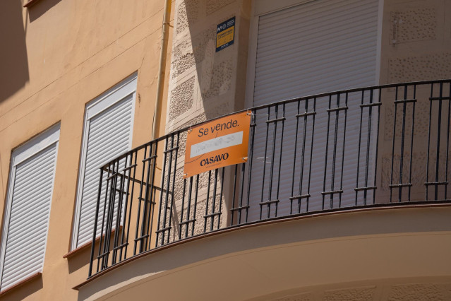 Archivo - Cartel de 'Se Vende'.