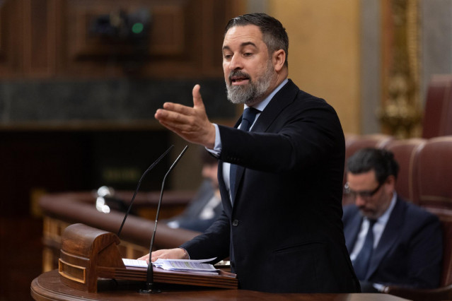 El presidente de VOX, Santiago Abascal, interviene durante una sesión plenaria en el Congreso de los Diputados, a 26 de marzo de 2025, en Madrid (España).