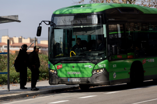 Archivo - Un autobús en la estación de Méndez Álvaro, a 17 de febrero de 2025, en Madrid