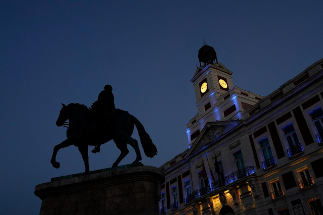 Archivo - Iluminación de la fachada de la Real Casa de Correos