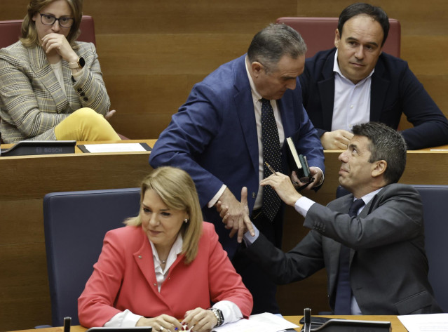 El vicepresidente segundo, Francisco José Gan Pampols, saluda al 'president', Carlos Mazón, en el pleno de Les Corts