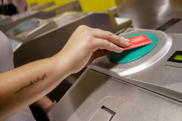 Archivo - Una persona valida su abono en los tornos de entrada del metro de Ciudad Lineal