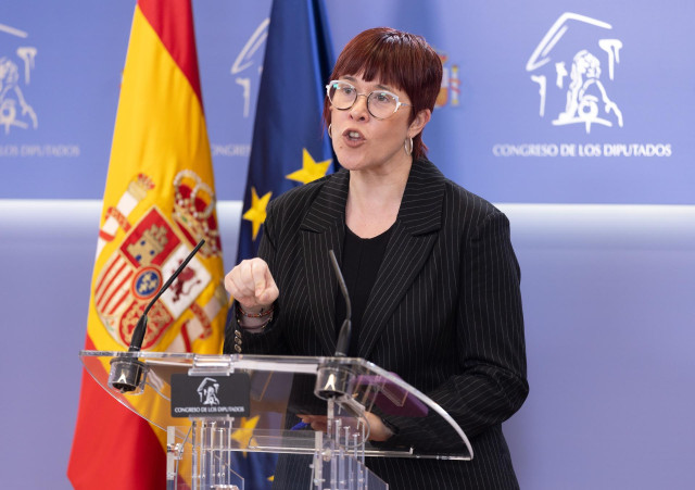 La portavoz de Compomís en el Congreso, Águeda Micó, durante una rueda de prensa anterior a la Junta de Portavoces, en el Congreso de los Diputados, a 25 de marzo de 2025, en Madrid (España).