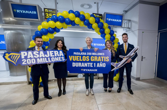La pasajera número 200 millones, Mieke Vos, durante la celebración de los 200 millones de pasajeros de Ryanair en Madrid, en la Terminal T1 del aeropuerto Adolfo Suárez Madrid-Barajas, a 26 de marzo de 2025, en Madrid (España).