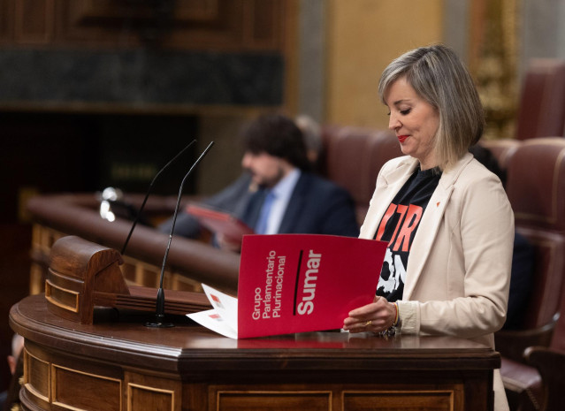 La portavoz de Sumar en el Congreso, Verónica Martínez Barbero, en la tribuna del Congreso