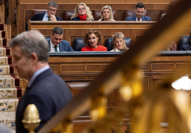 (I-D) El presidente del Gobierno, Pedro Sánchez; la vicepresidenta primera y ministra de Hacienda, María Jesús Montero y la vicepresidenta segunda y ministra de Trabajo, Yolanda Díaz, durante una sesión plenaria en el Congreso de los Diputados, a 26 de ma