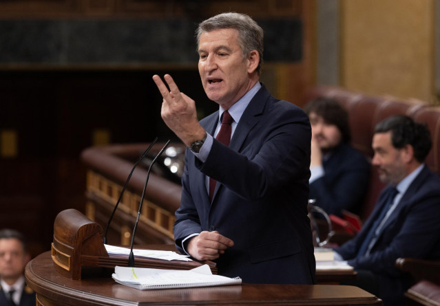 El presidente del PP, Alberto Núñez Feijóo, interviene durante una sesión plenaria en el Congreso de los Diputados, a 26 de marzo de 2025, en Madrid (España).