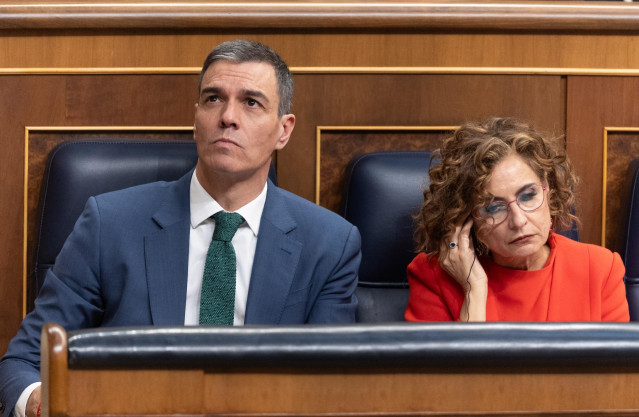 El presidente del Gobierno, Pedro Sánchez, y la vicepresidenta primera y ministra de Hacienda, María Jesús Montero, durante una sesión de control al Gobierno, en el Congreso de los Diputados, a 26 de marzo de 2025, en Madrid (España).