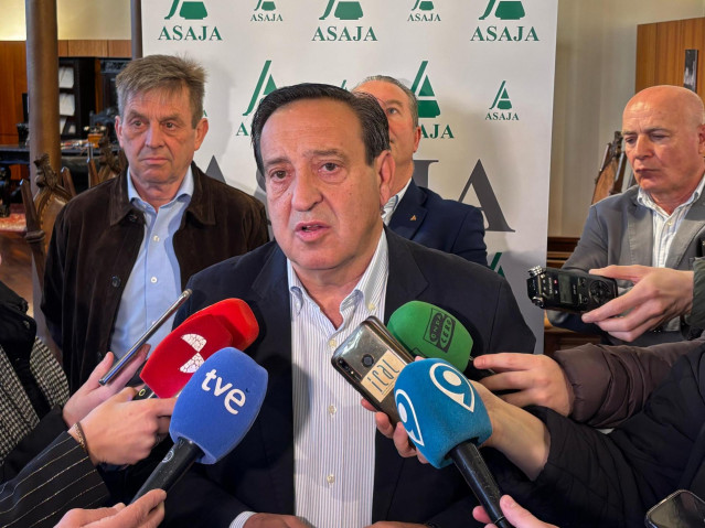 Barato atiende a los medios en León.