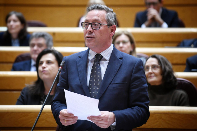 El secretario general del PP de Madrid y senador, Alfonso Serrano, durante una sesión de control al Gobierno, en el Senado, a 18 de marzo de 2025