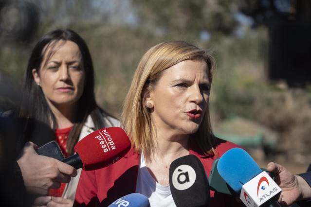 La delegada del Gobierno en la Comunitat Valenciana, Pilar Bernabé, atiende a los medios de comunicación durante su visita a los trabajos de dragado de la acequia del Puerto de Catarroja afectado por la dana que realiza la Unidad Militar de Emergencias, a