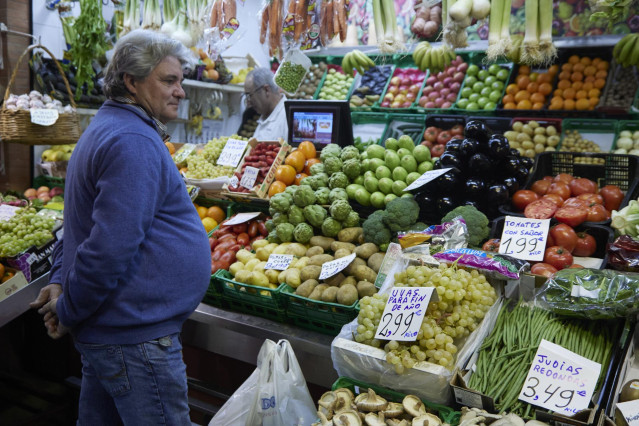 Archivo - Puesto de fruta en un mercado